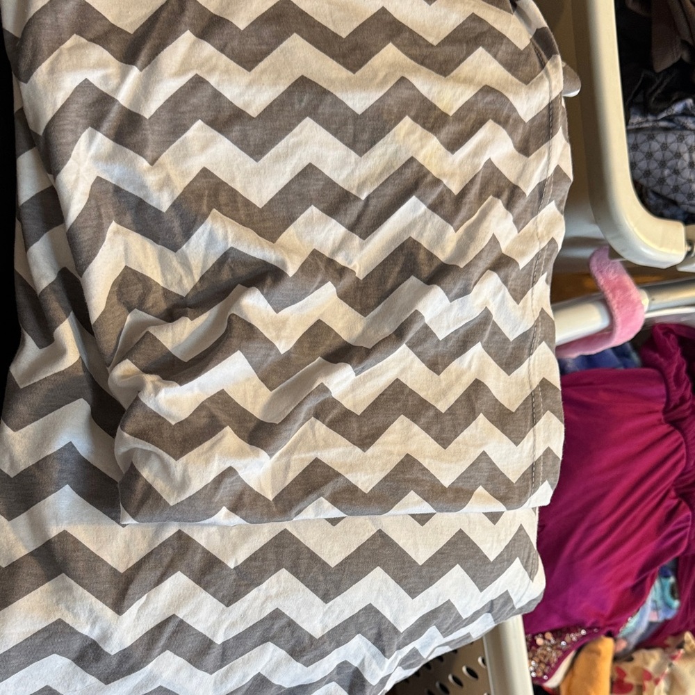 Amazon Essentials Gray and White Chevron Patterned Fabric
